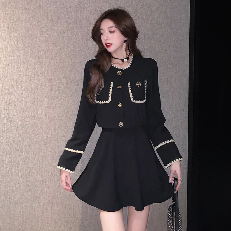 Рисунок 3 - Костюм-двойка с юбкой на пуговицах и длинным рукавом