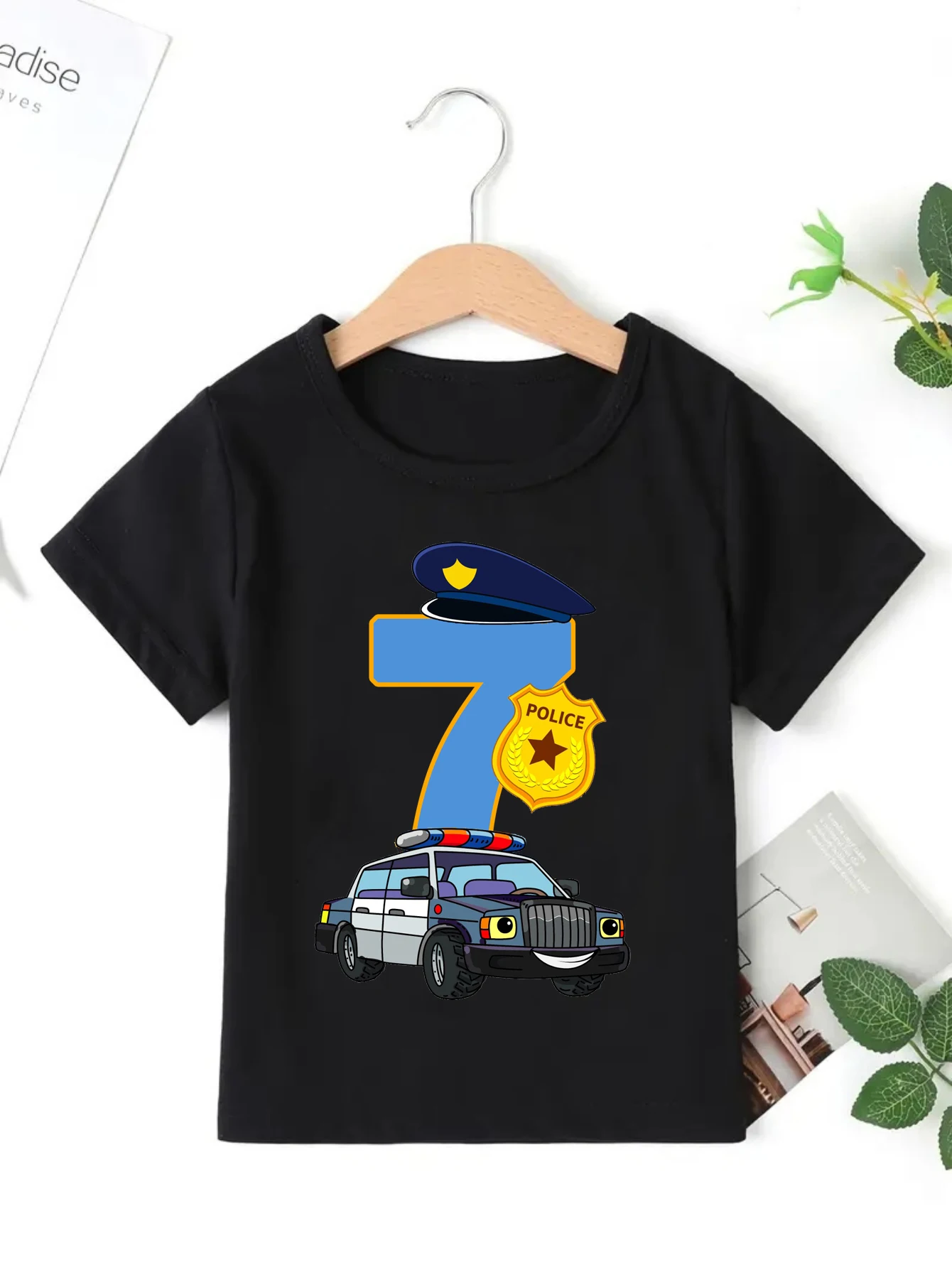Geburtstags-T-Shirt für Jungen mit Polizei-Motiv Nummer 1-9, Polizeiabzeichen und Tarnmuster-Helikopter, Kurzarm-Oberteil als Geschenk für Babys und Kinder – Detail 15