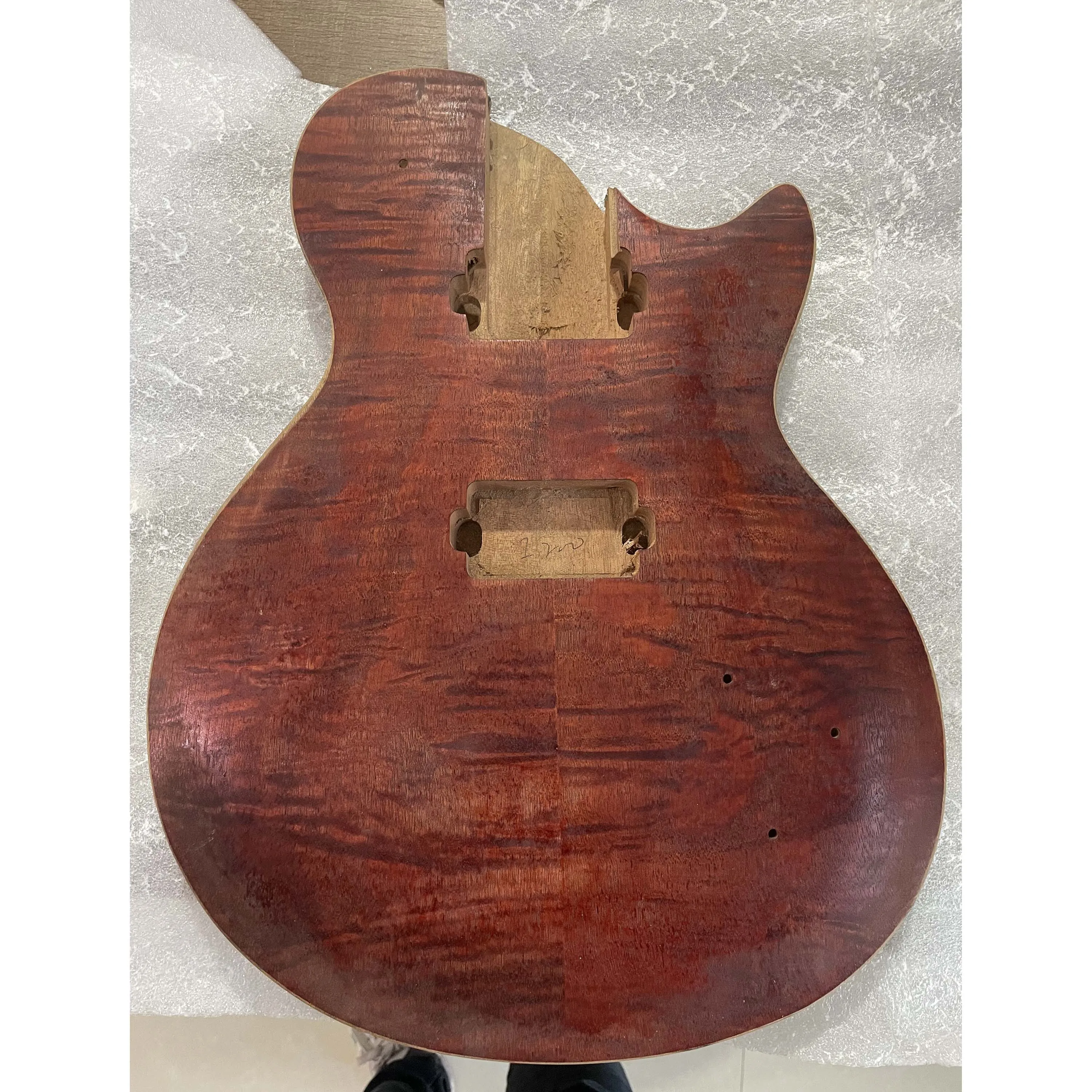 Corpo della charra elettrica personalizzato difettoso incompiuto, impiallacciatura di acero a fiamma di tiglio HH, barile di colore, parte della charra semilavorata, Stock 18 Corpo della charra elettrica personalizzato difettoso incompiuto, impiallacciatura di acero a fiamma di tiglio HH, barile di colore, parte della charra semilavorata, Stock 18