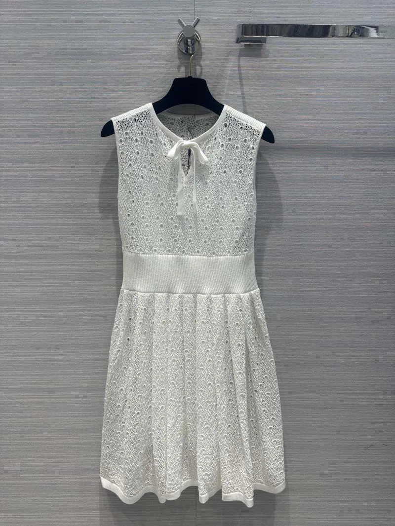 

Light luxury style, fashionable, simple, casual temperament, elegant, hollowed out lace up sleeveless dress