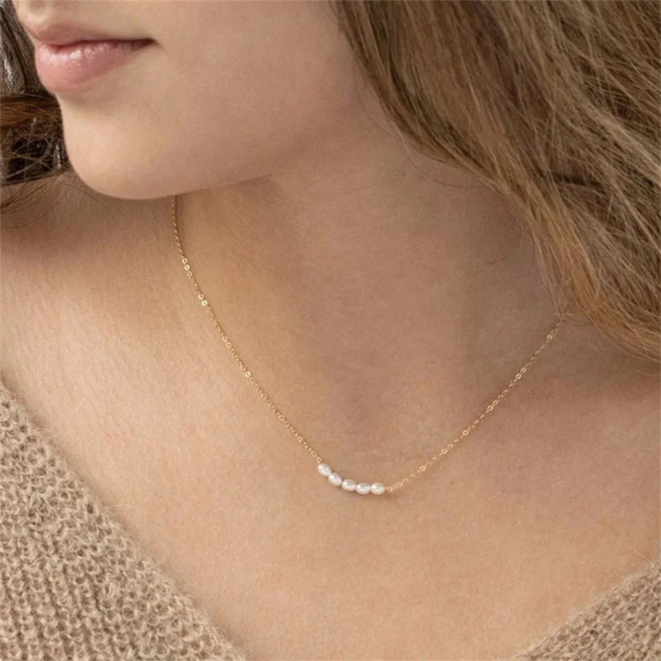 Hiraeva 5 Perlen-Choker-Halskette, Edelstahl-Halskette für Damen, 5 Perlen, Goldfarben, Hochzeits-Brautschmuck – Detail 9
