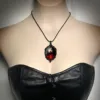 قلادة احمر في أسود  للنساء - Image 4
