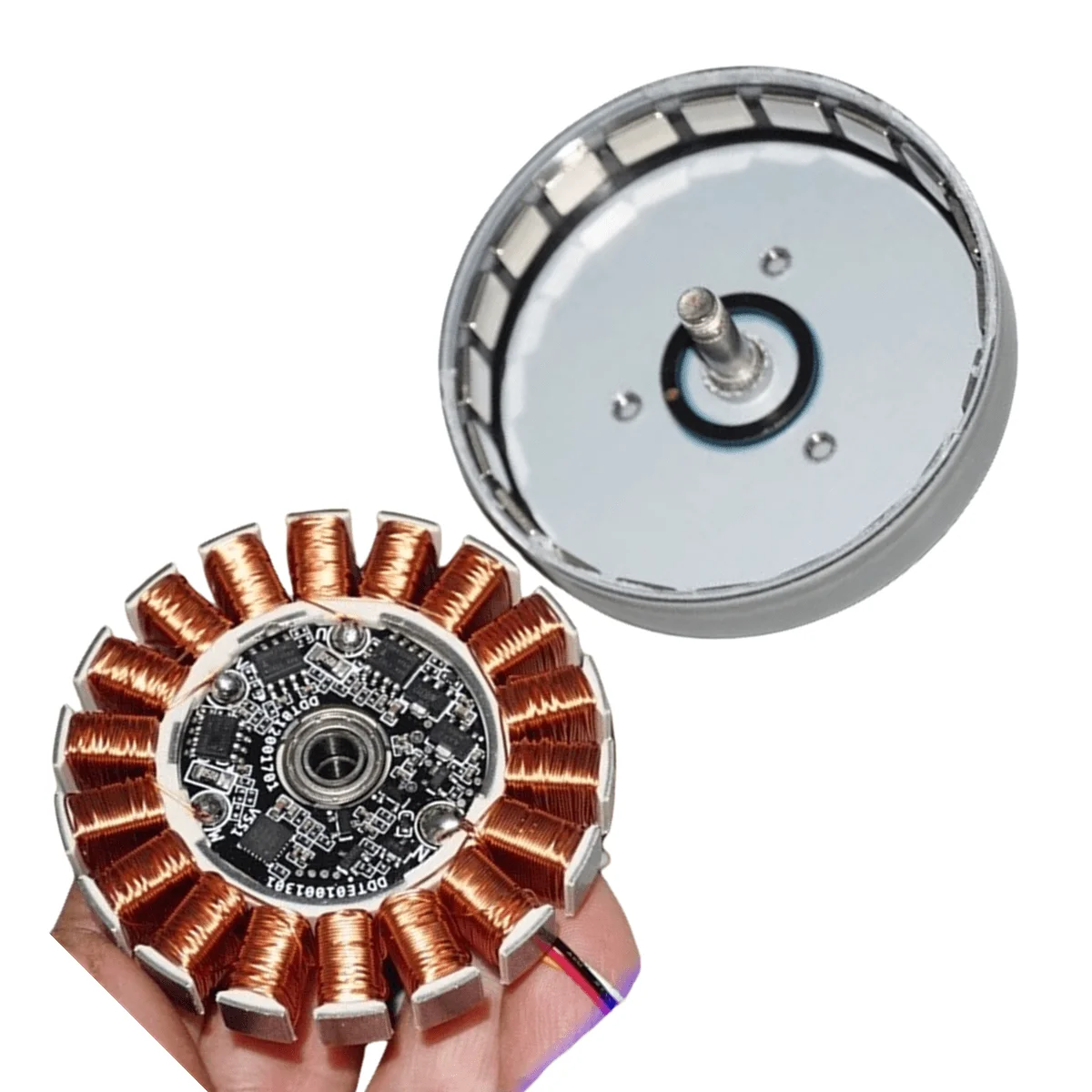 Moteur sans balais rotor externe 65mm aimant néodyme bus 485 pour robot RC, monté sur châssis.