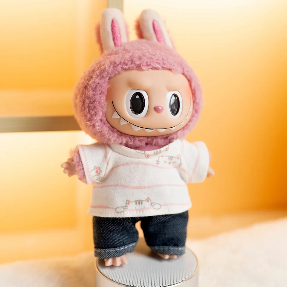 Tenue Complète Pour Poupée 17 Cm - Pull Rayé Blanc, Chapeau Rose, Guitare Et Porte-clés - Cadeau Enfant