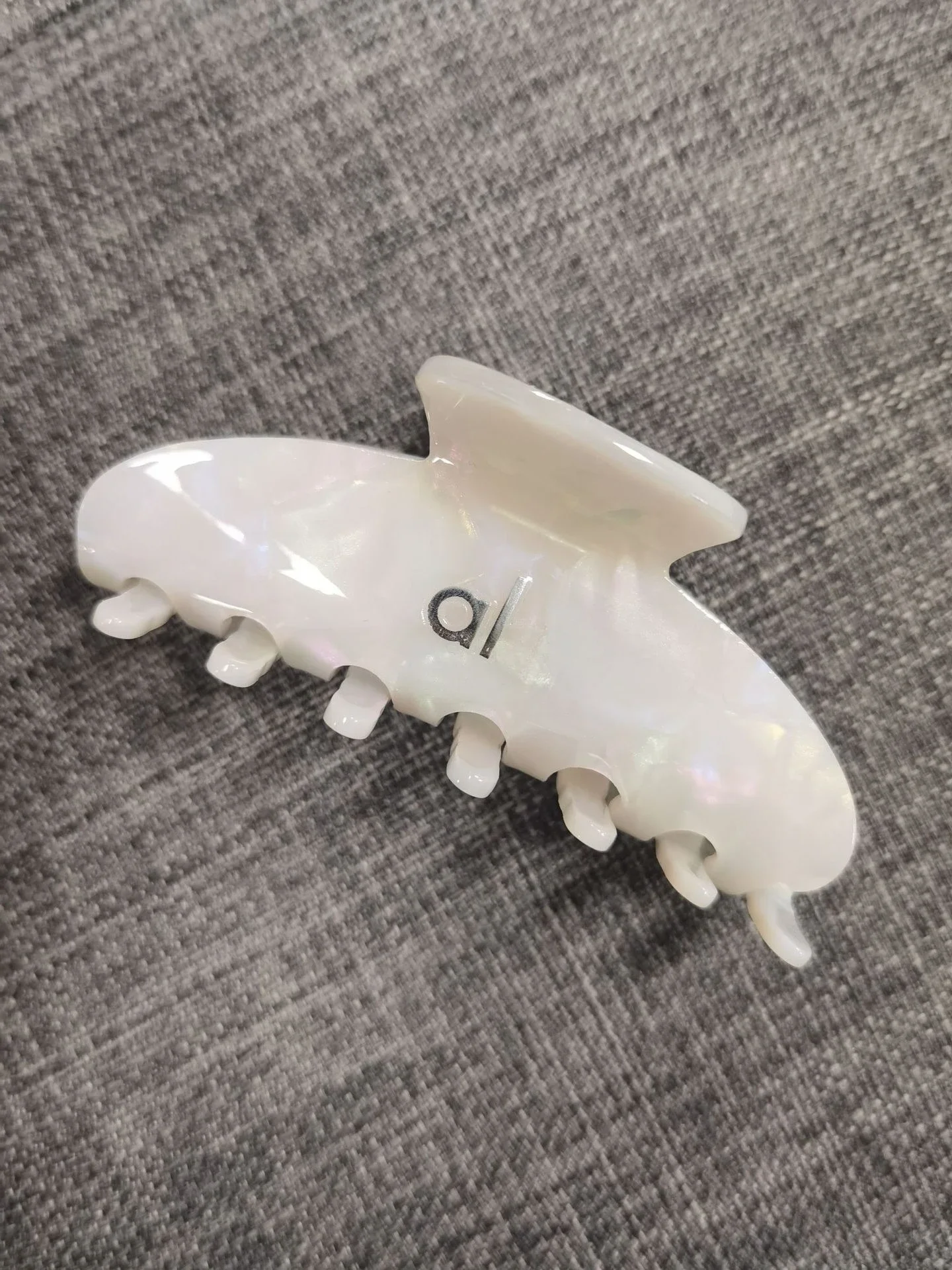AI Women's Hair Clip, Korean-style Double Ear Hollow-out Design with Vinegar Acid Grab Clip for Top Hair Buns and Ponytails 3
