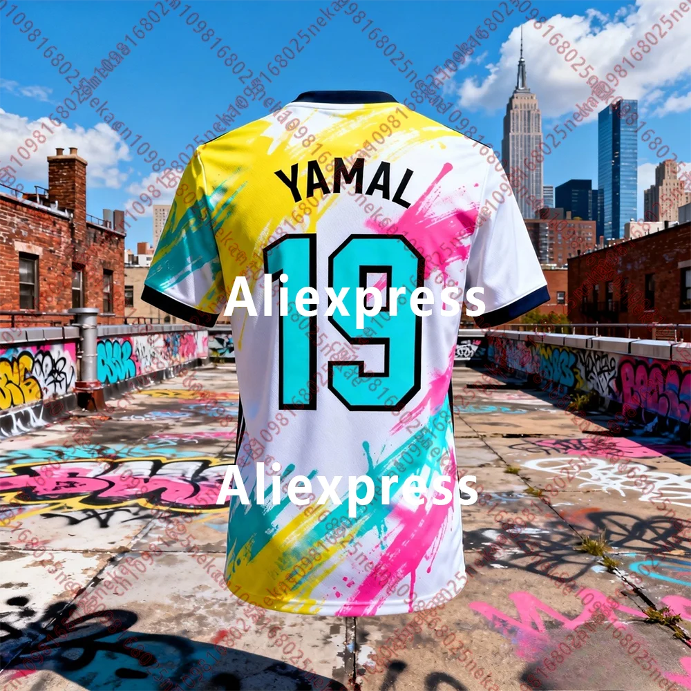 축구 유니폼 생동감 넘치는 페인트 스플래터 디자인 대담한 '야말' 글꼴 반팔 축구 셔츠 컬렉터를 위한 엣지 팬 의류