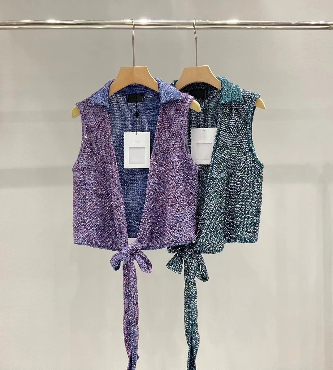 

Spring and summer new sequin lace-up V-neck short camisole version of everything does not pick people retro and fashionable10.18