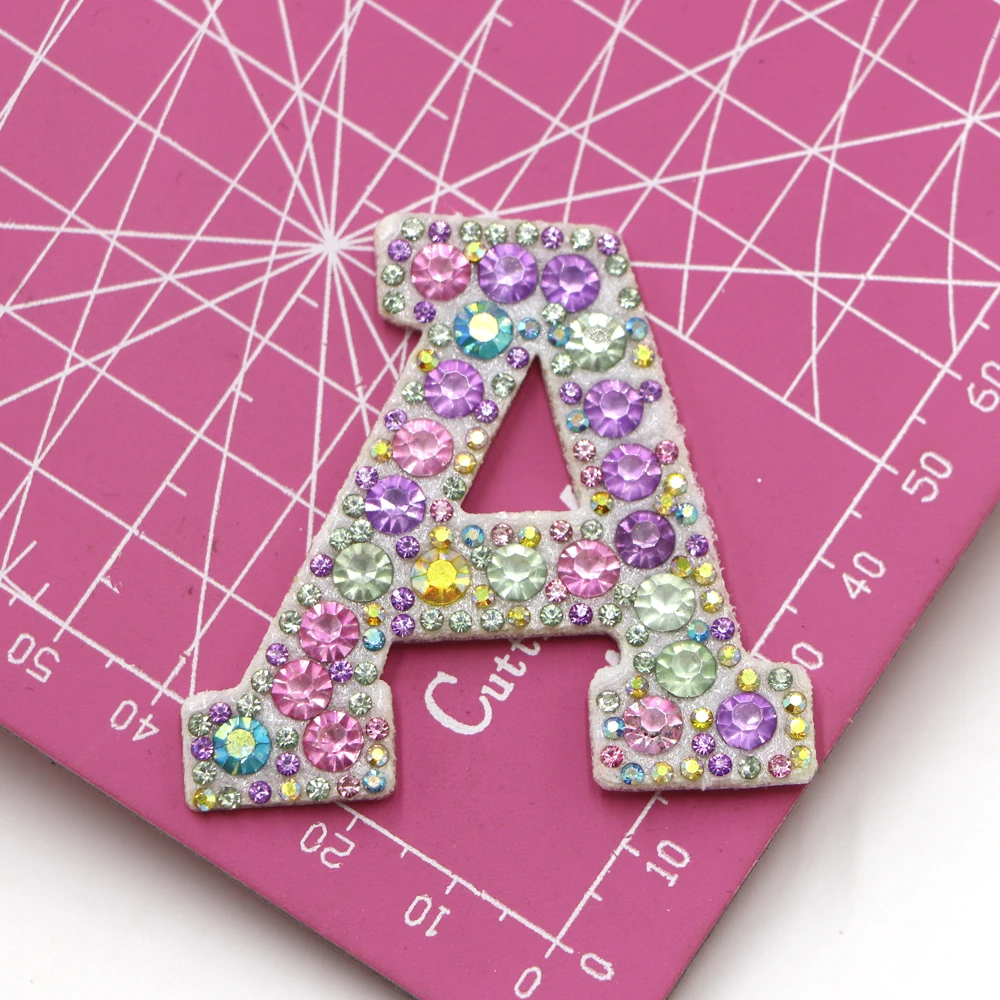 Neue 1 Stück A-Z Aufbügelbare Bunte Strass-Buchstaben-Patches für Kleidung Stickerei-Applikationen Kleidungsetiketten DIY-Zubehör – Detail 1
