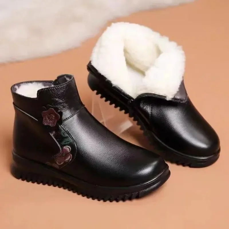 

Новинка 2023, модные зимние ботинки из искусственной кожи, зимняя теплая удобная женская обувь для среднего возраста, Нескользящие короткие ботинки на мягкой подошве