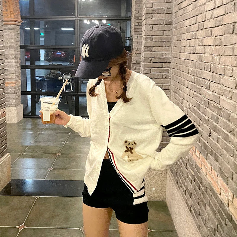 

Autumn Women Cardigan Wool V-Neck Bear Cartoon Sweater Slim Casual Outerwear Double Pockets Long Sleeve Knitting