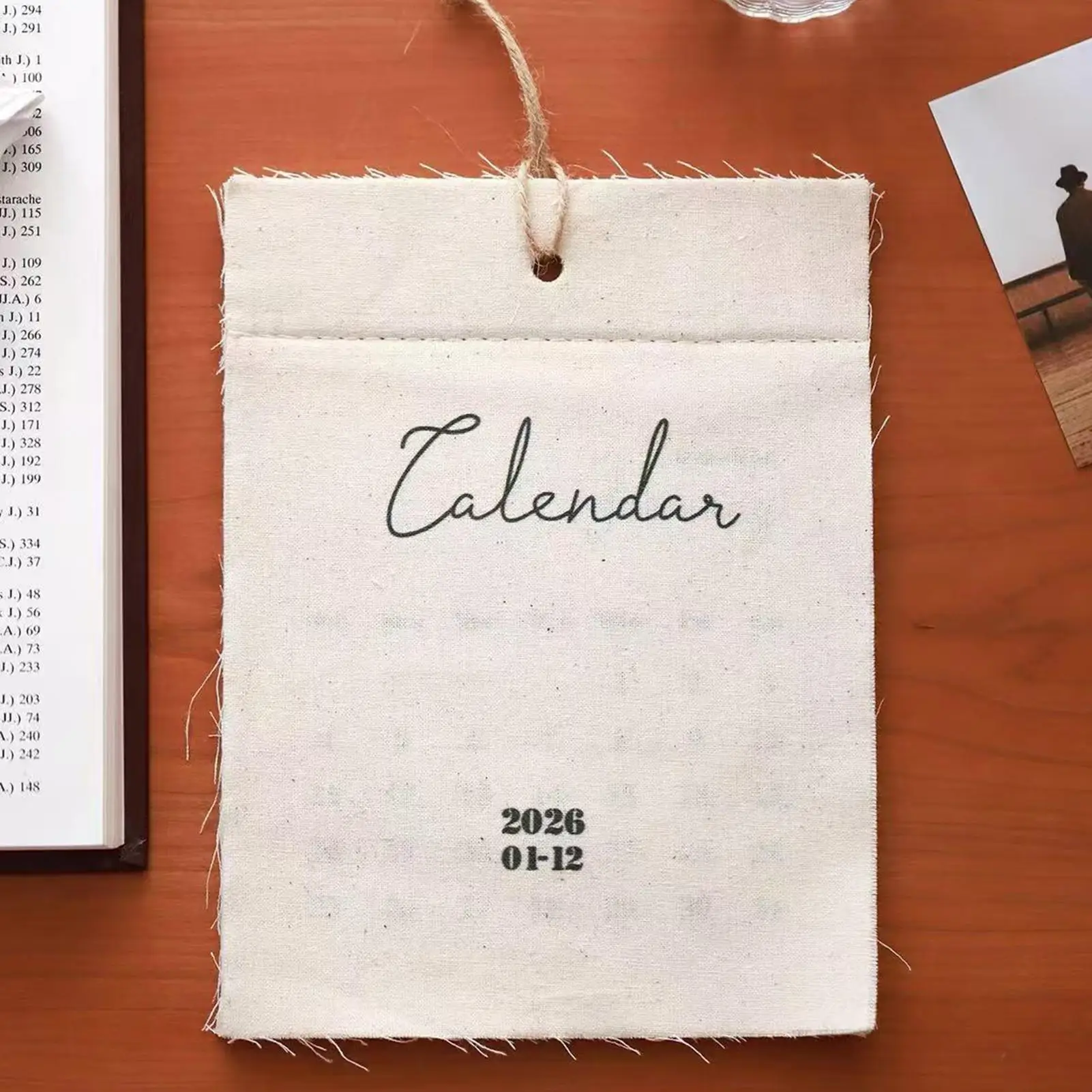 Calendario da parete in tessuto 2026 - Strumento di pianificazione tessile da 12 mesi per la casa, l'ufficio, l'aula e la sala studio Decorazioni per la casa Insegnanti Studenti - immagine 3