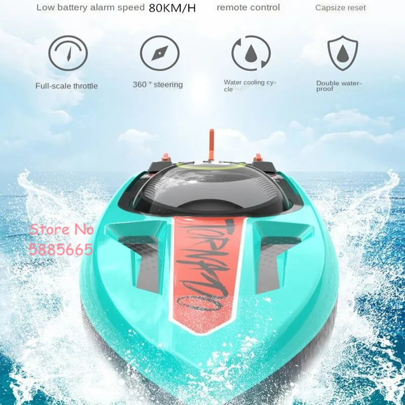 Bateau RC étanche flottant dans une piscine, prêt pour des courses avec son design hydrodynamique