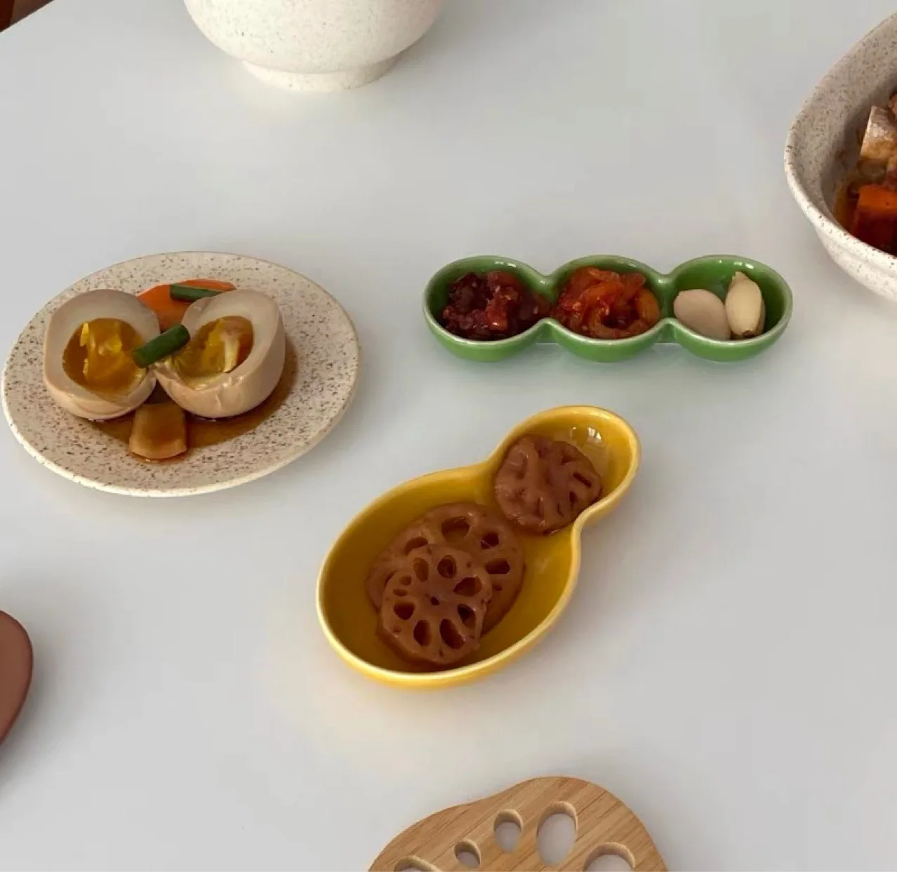 Divided Dip Bowls Sauce Dish Set Sauce Plate 4 Colors Irregular Hand-kneaded Ceramic Dipping Flower Dish Colorful Glaze Lovely Japanese Hot Pot Dipping Flower Dish