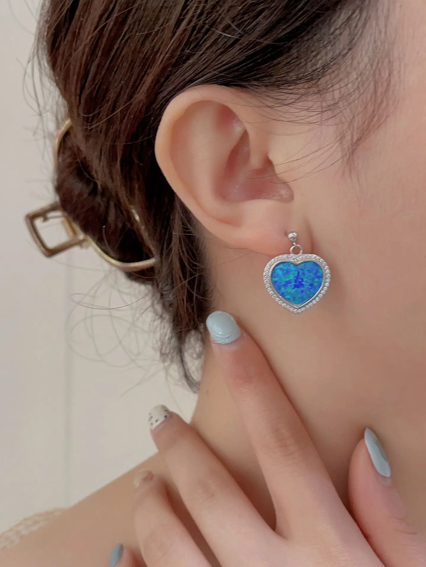 European and American retro s925 silver blue heart-shaped earrings, simple and personalized, light luxury and versatile