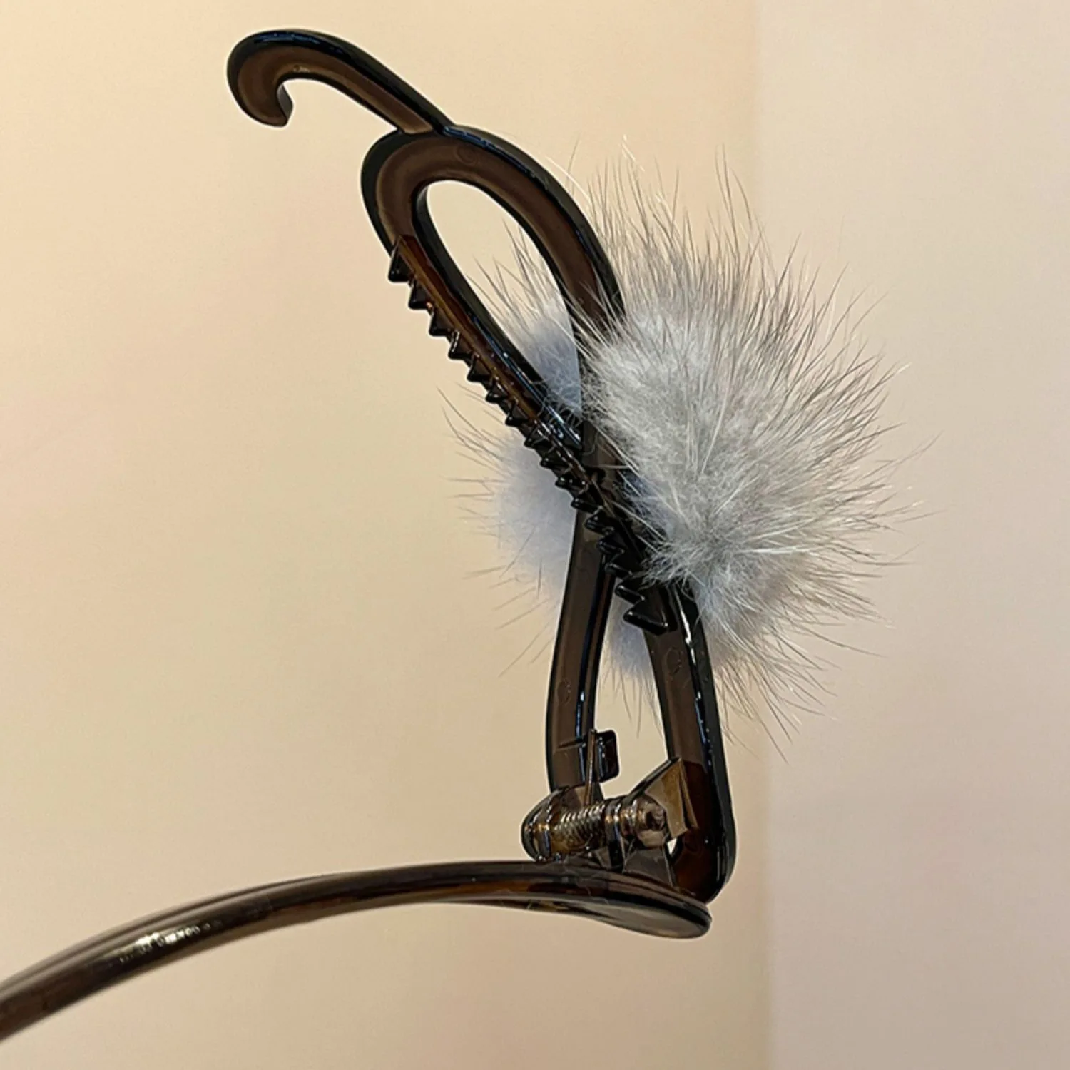 1PC Faux Fur Pom Pom Hair Clips, Soft Fluffy Hair Claws For Women, Minimalist Cute Hair Accessories, Trendy Winter Hair Decor