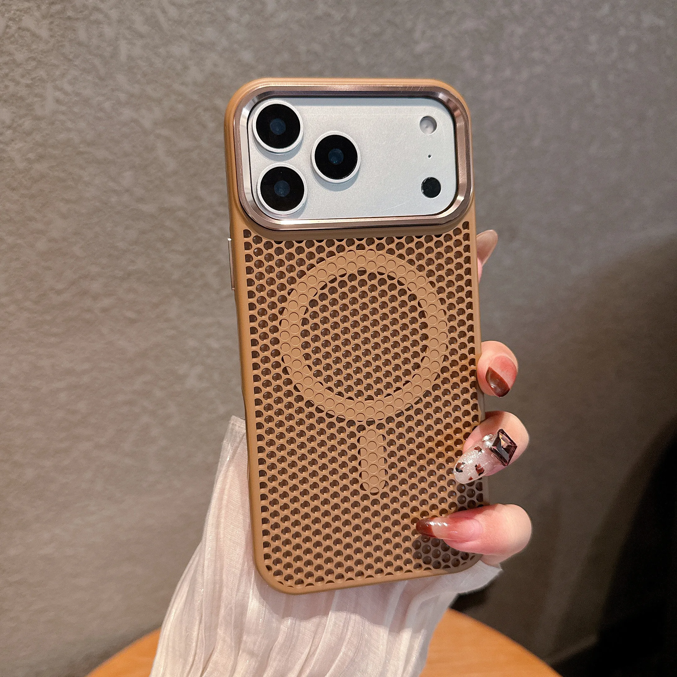 Honeycomb Mesh Cooling Case with Alloy Lens and Wireless Charging Compatibility
