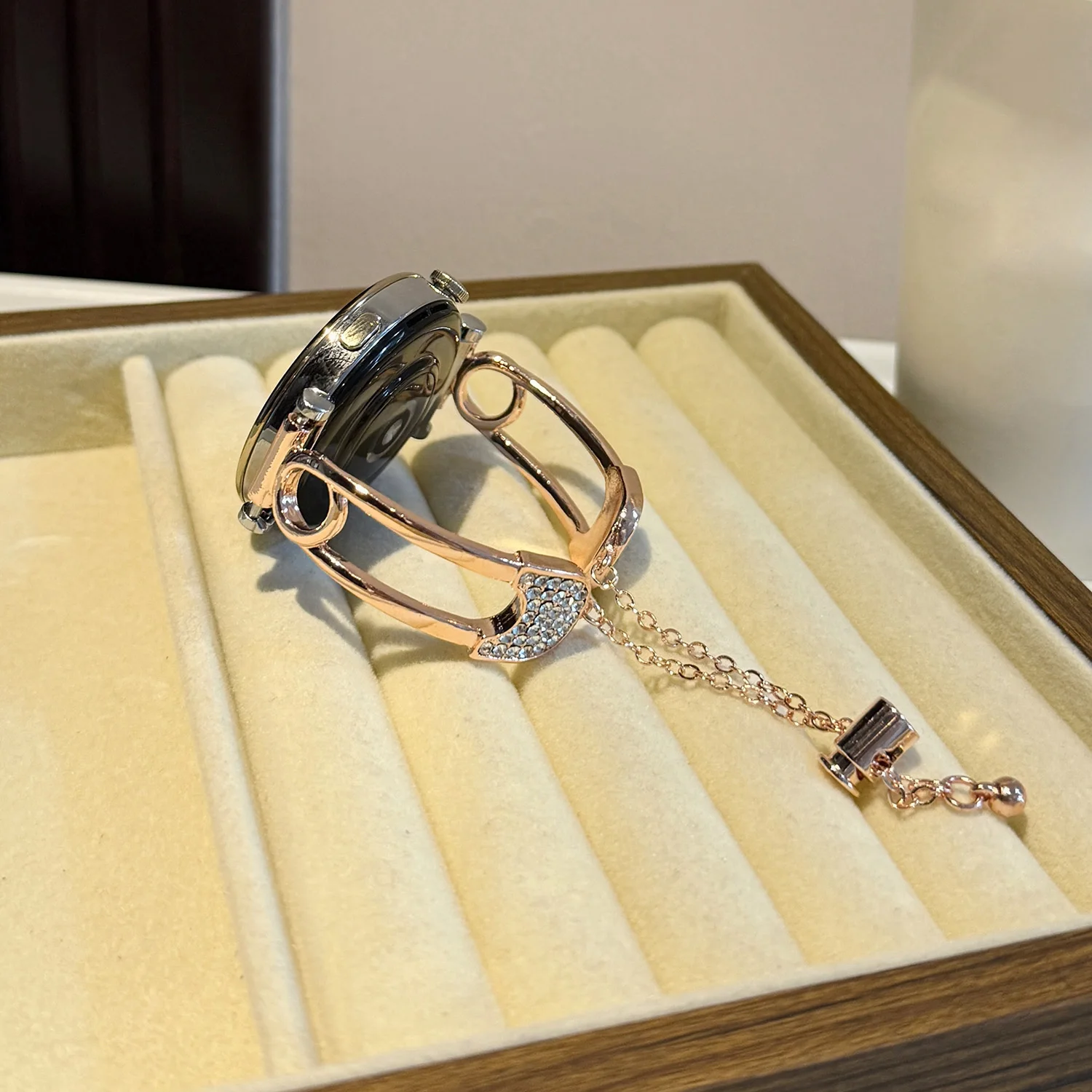 Elegant Universal Strap with Inlaid Diamonds - Fashion Design