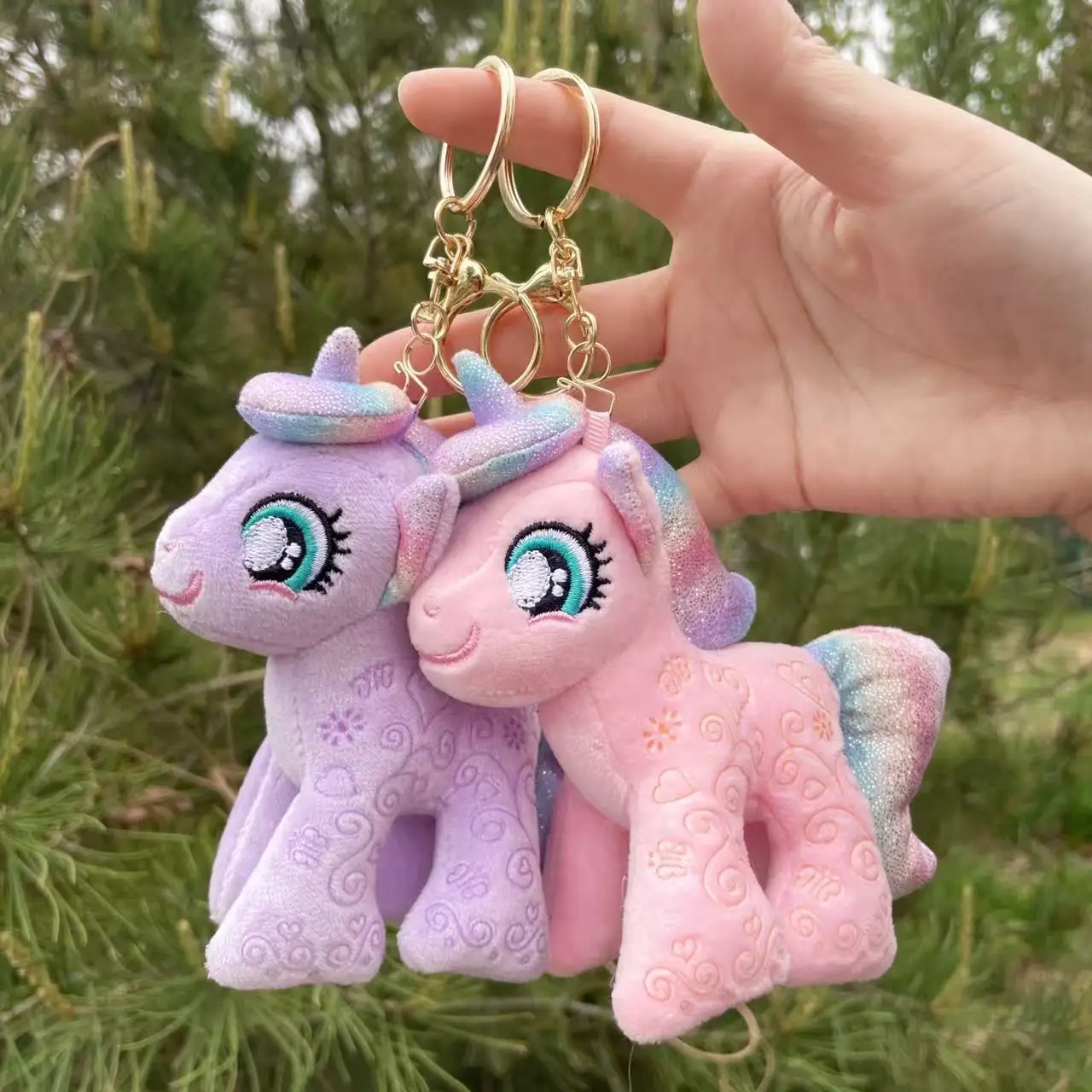 Llaveros de peluche de unicornios que cambian de Color bajo el sol
