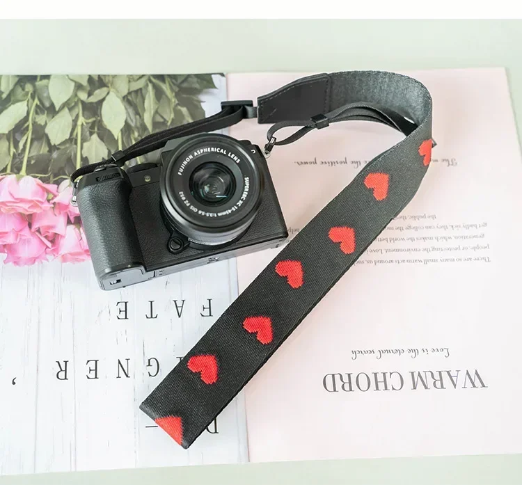 רצועת כתף לבבות למצלמה