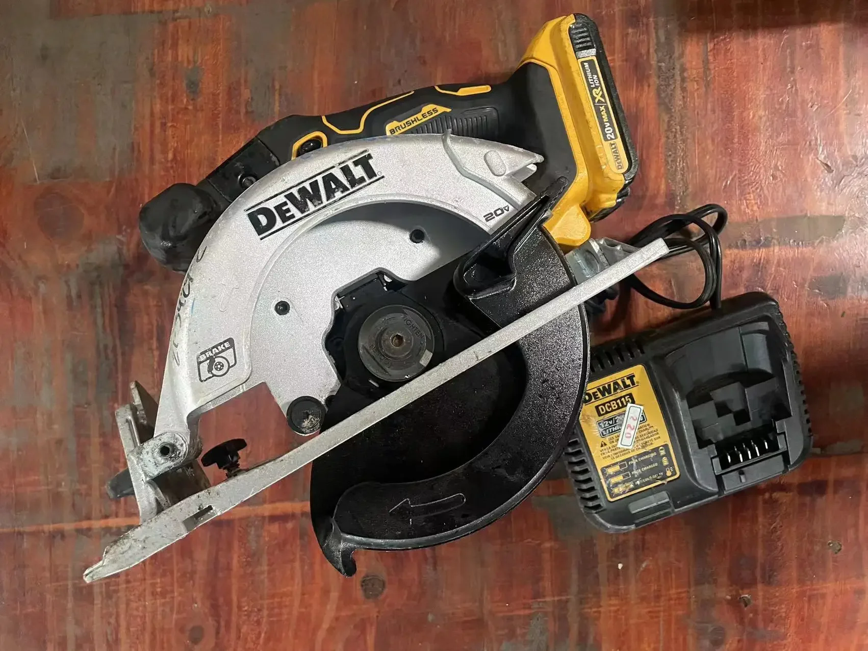 

DeWalt DCS565 20V Cordless 6 1/2" Sidewinder Style Circular Saw (Tool Only),SECOND HAND ,WITH BATTERY AND CHARGER