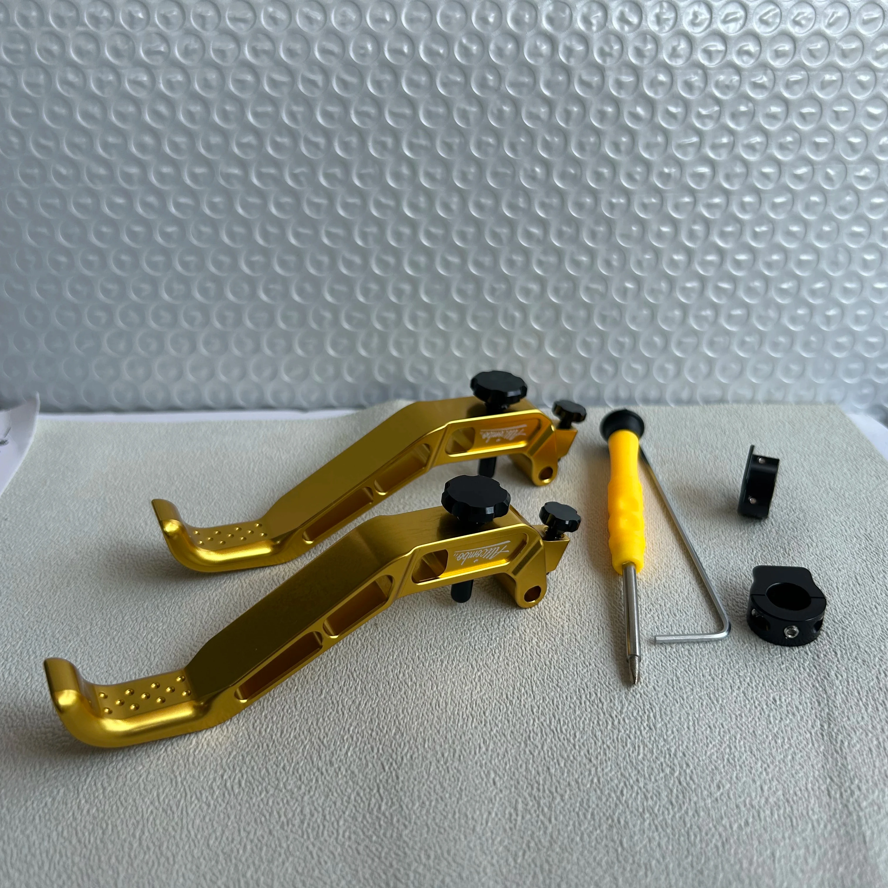 A pair Gold