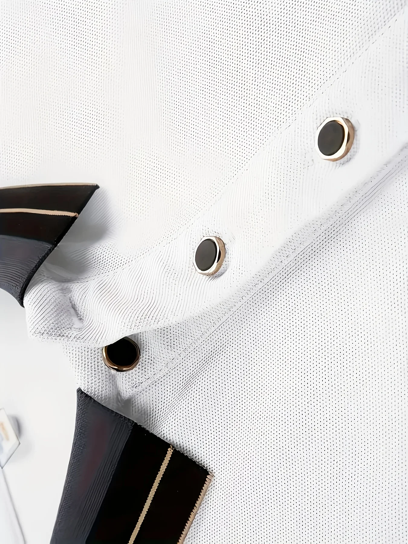 Polo bianca minimalista con colletto decorativo e striscia sulle maniche - immagine 6