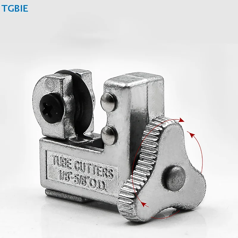 Compact Pipe Cutter for Versatile Metal Tubing