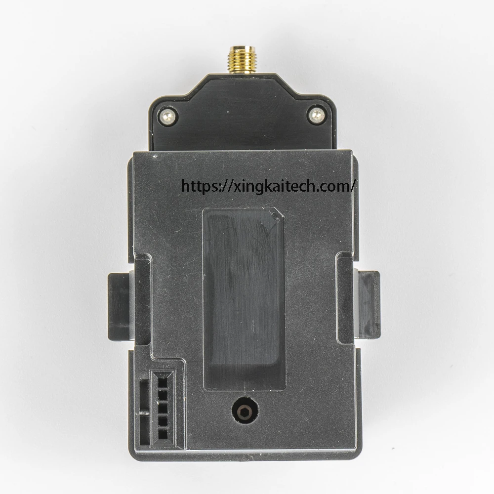Vue de face de l'émetteur-récepteur radio UHF 400-720MHz avec touches et écran rétroéclairé