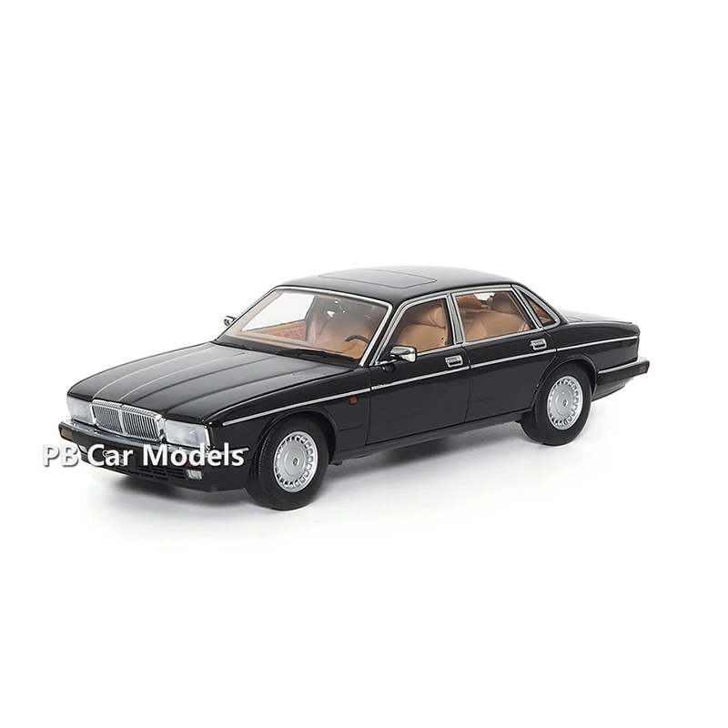 

Практически Настоящая модель автомобиля Jaguar XJ6 XJ40 1/18 года