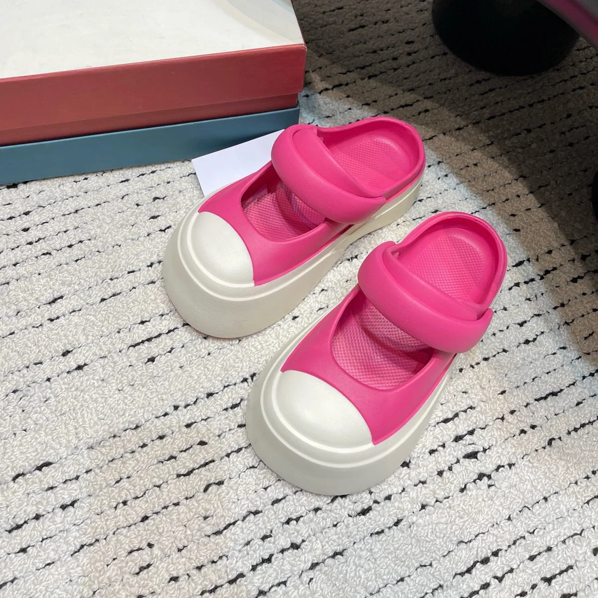 Рисунок 6 - Сандалии женские универсальные на толстой подошве