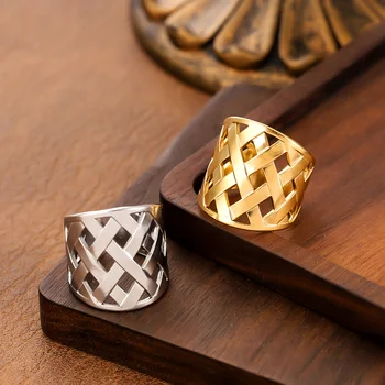 Anello in acciaio inossidabile placcato oro a rete intrecciata di lusso leggero, metallo pesante impermeabile e che non sbiadisce, con anello per dito regolabile