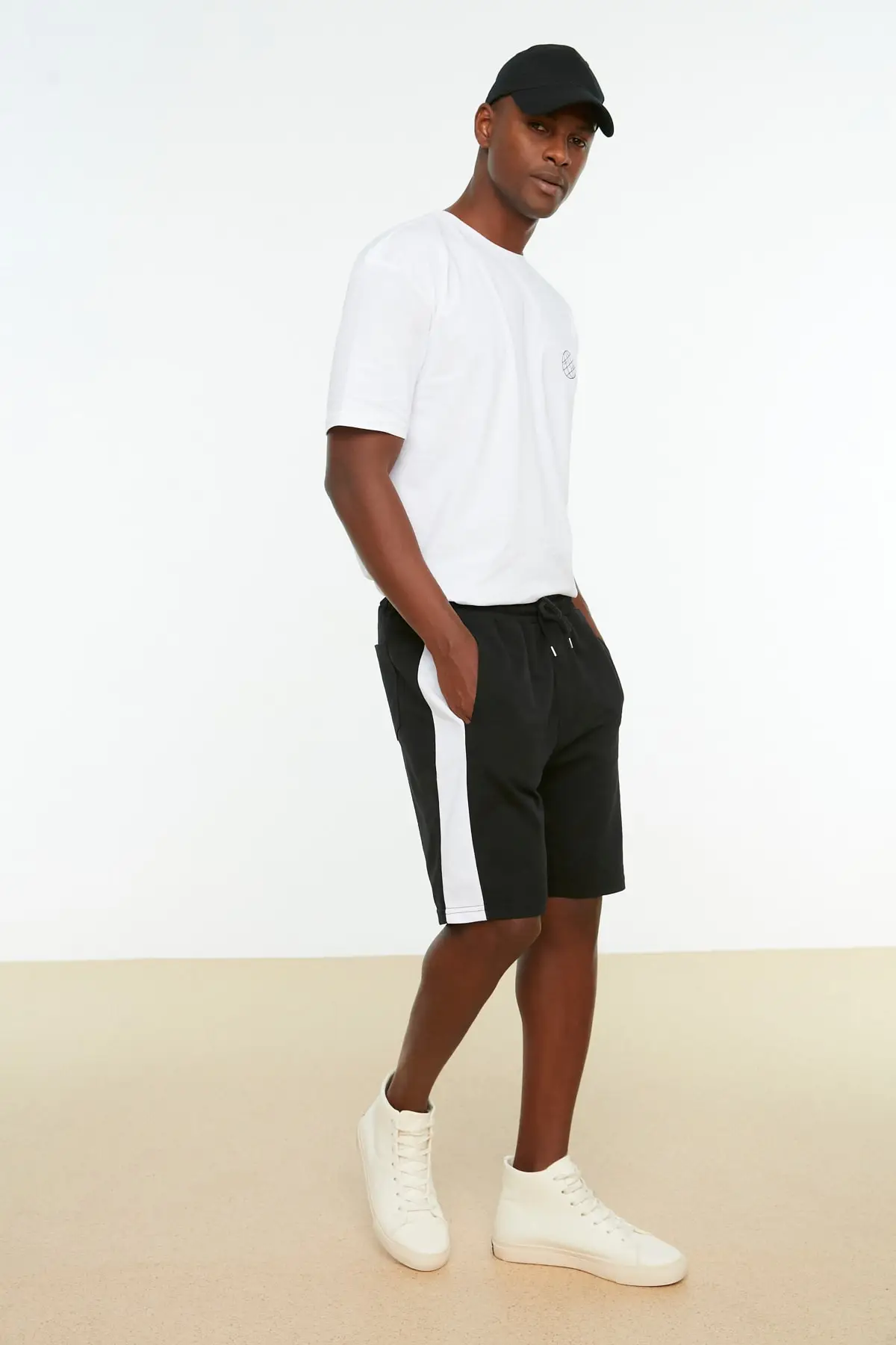 black casual shorts Trendyol Men Panelled New Shorts & Bermuda TMNSS20SR0105 maamgic sweat shorts