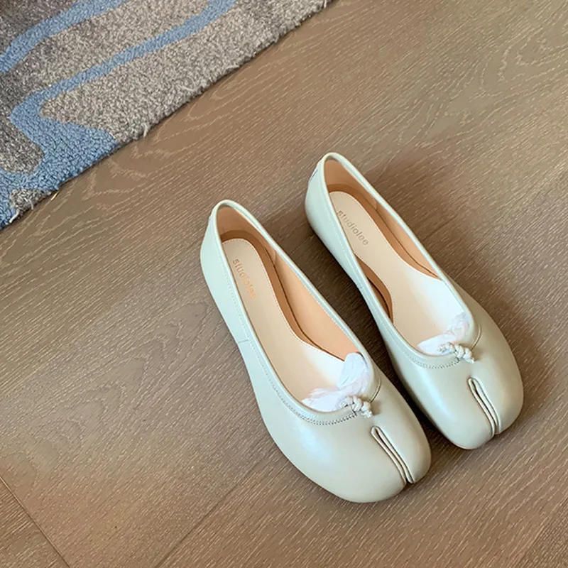 Cute Split Toe Pig Trotters Single Shoes Soft Leather Shallow Mouth Flat Shoes Casual and Comfortable To Step On