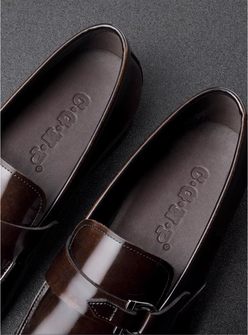 Leichte und bequeme Sommer-Neue atmungsaktive Loafer aus Leder mit weichen Sohlen in Großbritannien, handbemalt, ein Fuß, der einzelne Schuhe trägt – Detail 14