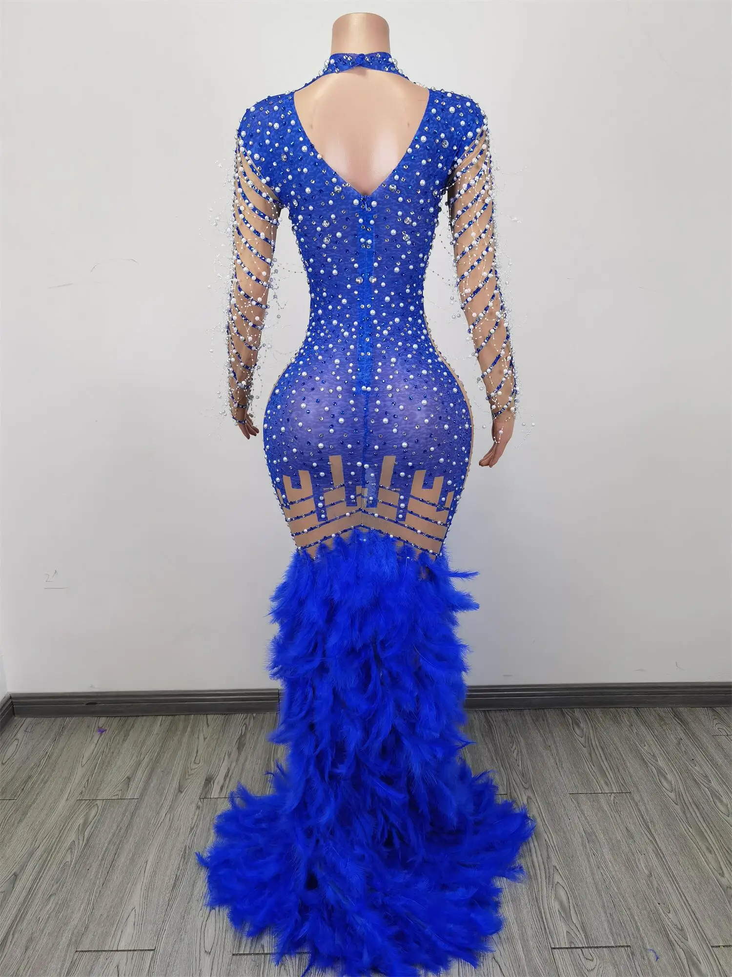 Рисунок 3 - Блестящее платье в пол с блестящими камнями