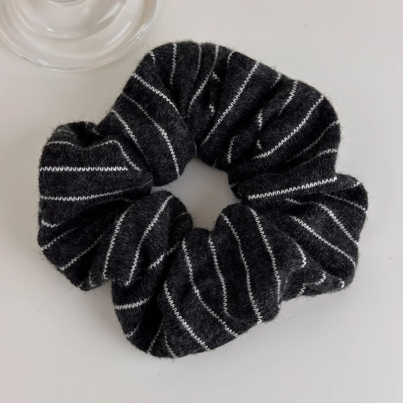 Minimalistisches, gestreiftes, plissiertes Haargummi für Herbst/Winter. Elegantes und vielseitiges, farbblockiertes, diagonales Streifen-Haarband aus gestrickter Wolle – Detail 9