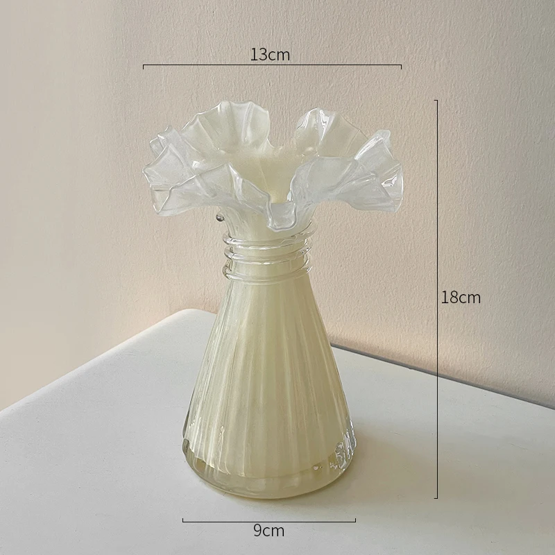 素朴なガラスの花瓶 美しいレースの縁 小さなスカートデザイン ソフト