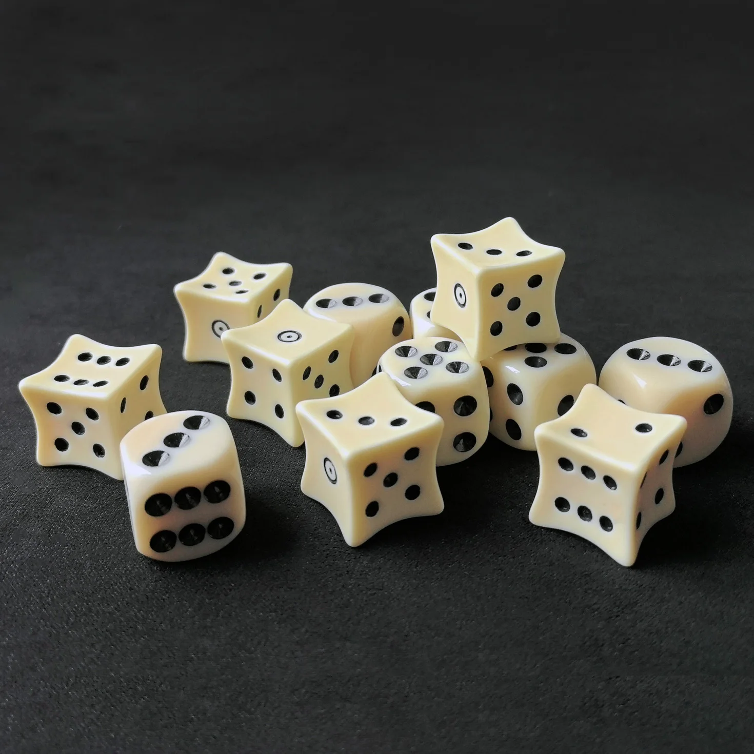 Set of 6 Bone Dice 16MM, Curved Bone Dice D&D RPG Game D6 Six Sided Plastic Bone Dice 6pcs Set 4
