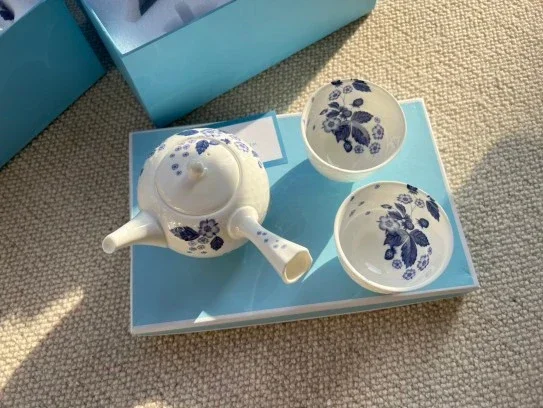 

British Export Bone China Indigo Strawberry Series Kung Fu Tea Set One Pot Two Cups Rice Bowl Travel Tea Set Porcellana