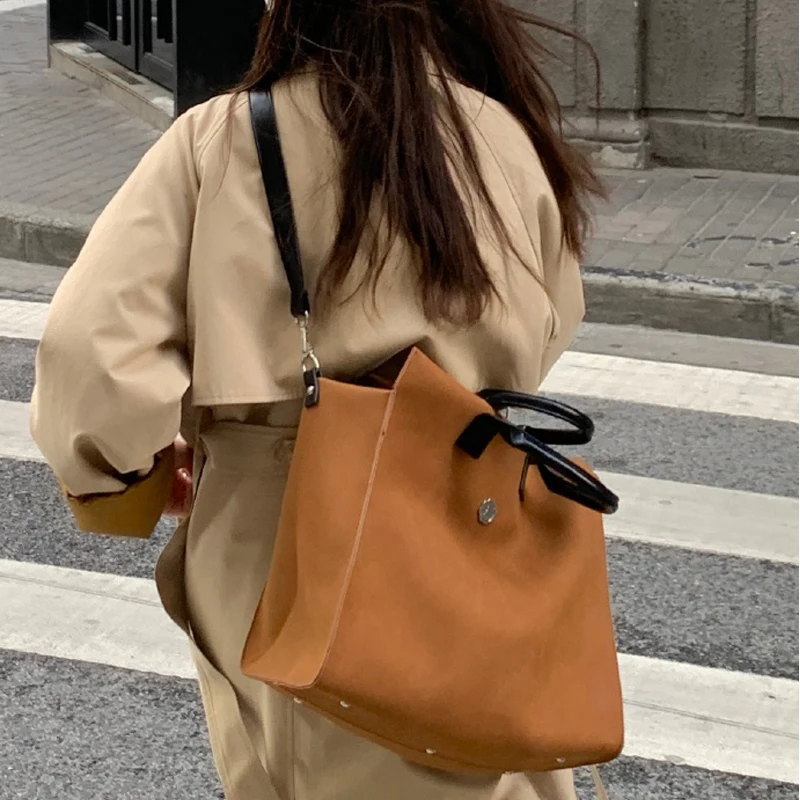 

Autumn/Winter 2023 new ins Super Frosted suede single shoulder portable casual crossbody Caramel Brown Tote bag