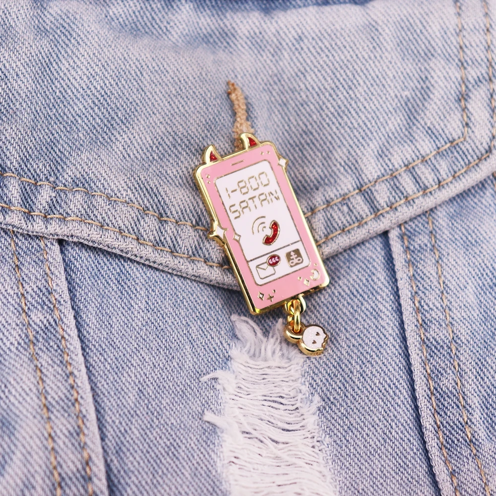 Süße Satan Hotline Revers Brosche Spoopy Okkult Charm Kawaii Telefon Glitzer harter Totenkopf Anhänger Halloween Emaille Pin Metall Geschenk – Detail 3