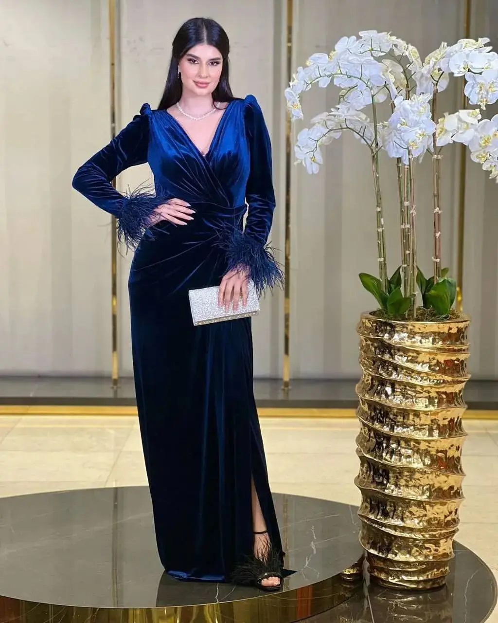 

Royal Blue Velvet Long Sleeves Dubai Prom Dresses Mermaid Floor Length Split Feathers Saudi Arabic Women Evening Party Dress