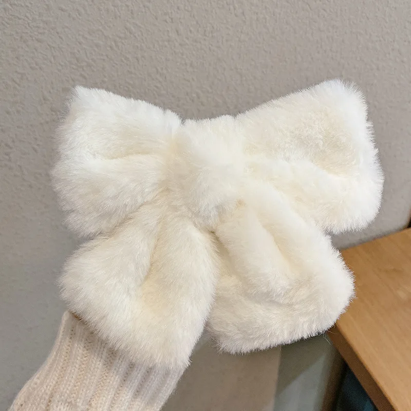 https://ae01.alicdn.com/kf/Sd10aebc81cf640ccb43f3e57865a13feX/Plush-Bow-Large-Size-Hair-Clip-Retro-Cartoon-Fleece-Hair-Accessories-Fashion-Girls-Cute-Hair-Holder.jpg