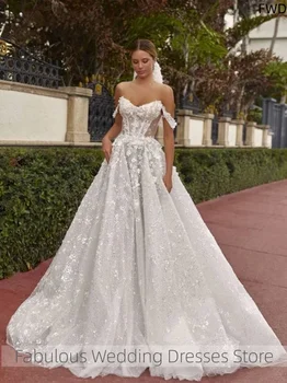 Abito da sposa personalizzato romantico con perline e fiori 3D, modello a trapezio con spalle scoperte, da sogno, per la sposa Amanda Novias Official