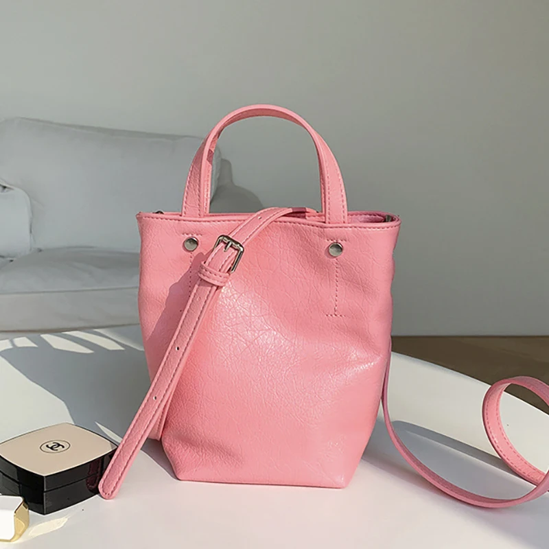 thumbnail image 1 of Bolsos de cubo casuales para mujer, bolsos y carteras de diseñador de lujo, novedad de 2023, bolso de hombro con decoración de remaches y asa superior de cuero PU, 1 of 5