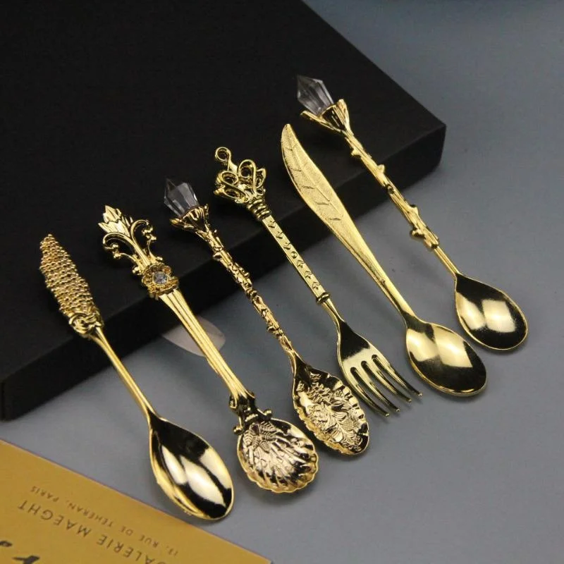 6pcs 빈티지 숟가락 포크 로얄 스타일 골드 새겨진 커피 차 스푼 스낵 과일 Prikkers 디저트 포크 칼 붙이 세트 주방 도구