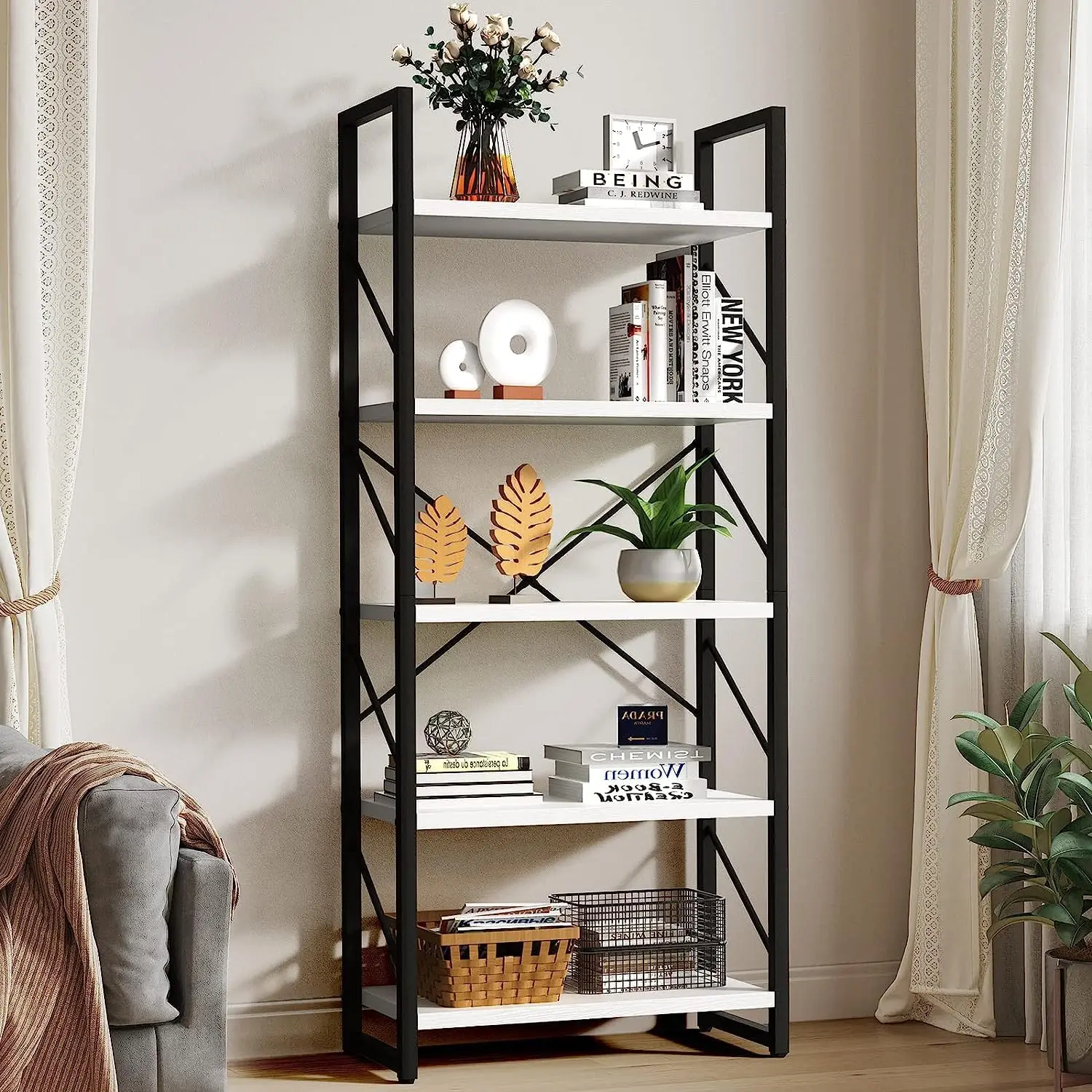 رف كتب مكون من 5 طبقات، رف كتب أبيض حديث كلاسيكيًا...