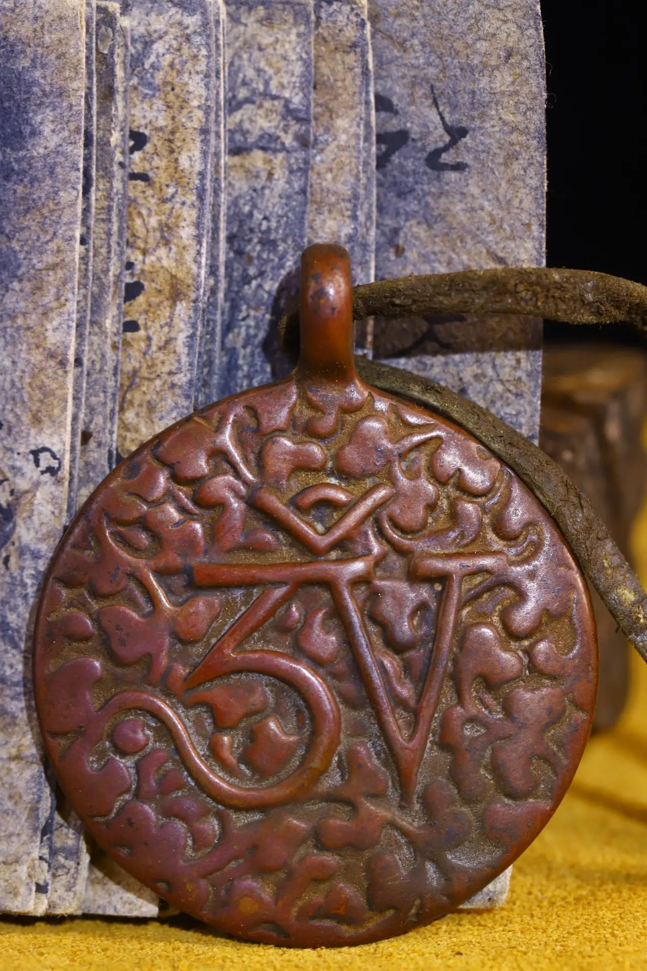 

2"Tibet Temple Collection Old Bronze Cinnabar Six Word Proverbs Buddha Plate Pendant Amulet Dharma Town house Exorcism