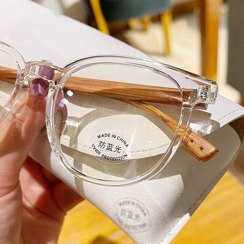 Ultra-Light Retro Wood Grain Round Frame Myopia Glasses with Anti-Blue Light Protection