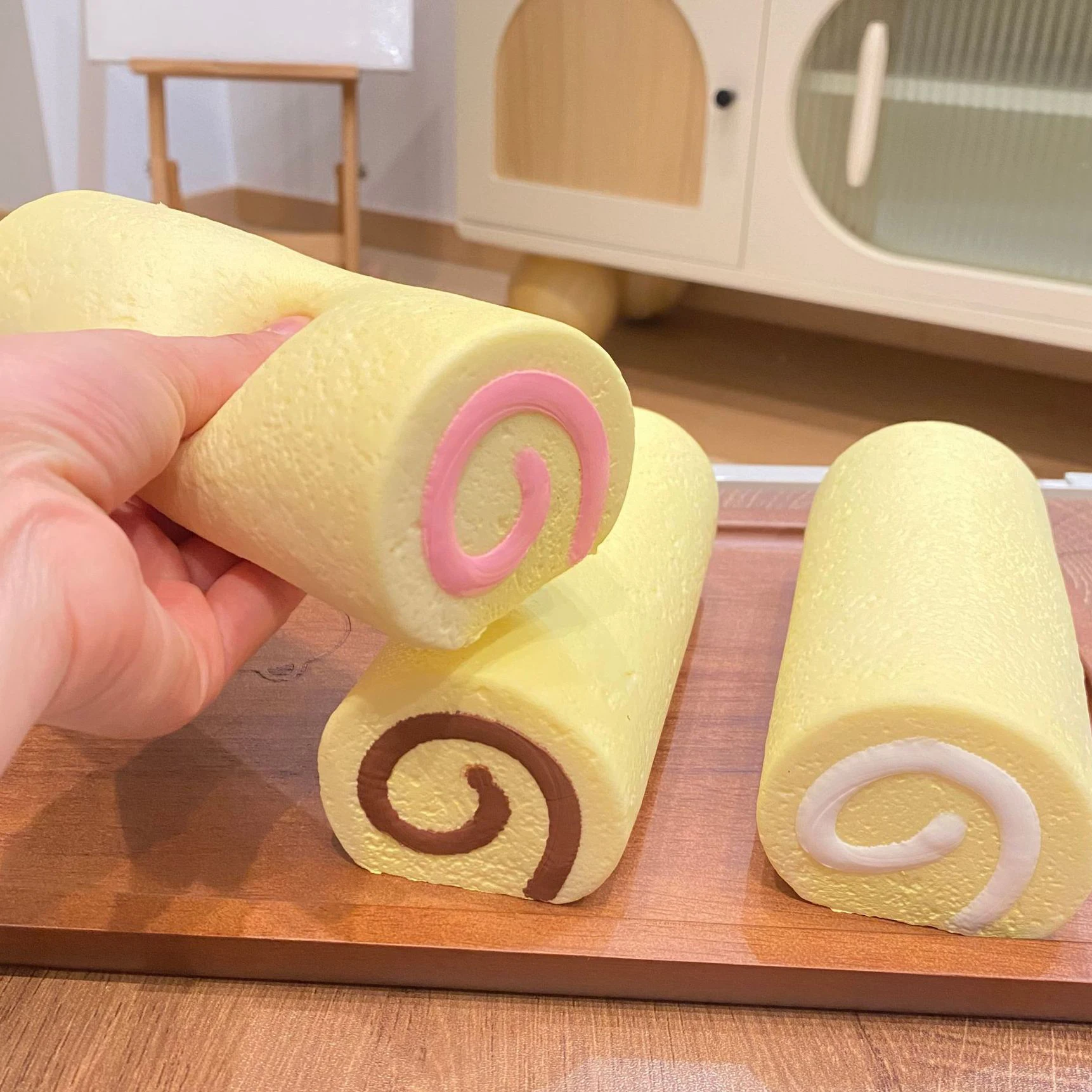 

Squishy Toy Slow Rising Food Creative Simulation Food Bread Cake Roll Squeeze Stress Relief kid Toys Spoof Tease People Desktop